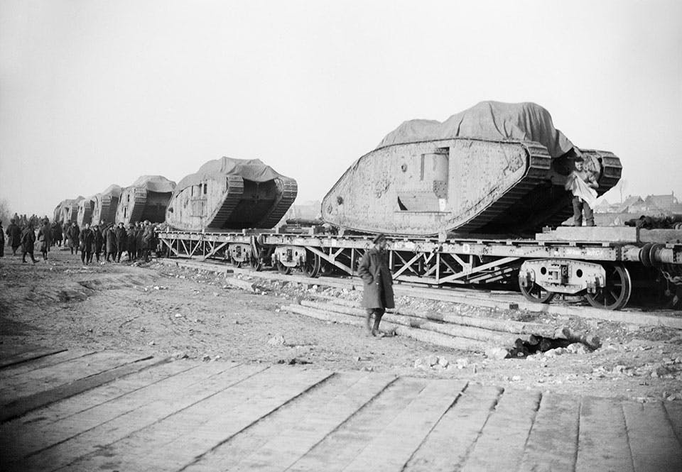 slaget om cambrai stridsvagnar pa jarnvag efter slaget 1917 Brittiska stridsvagnar Mark IV fraktas på järnväg under första världskriget.